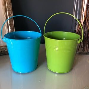 🏝 Set of 2 tin buckets.